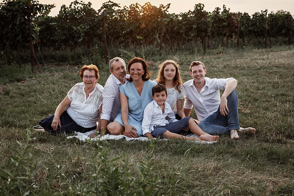 Weingut Ernst Semmler - Familie im Weingarten